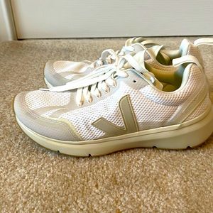 Veja Condor running shoe; Euro size 40, US size 9